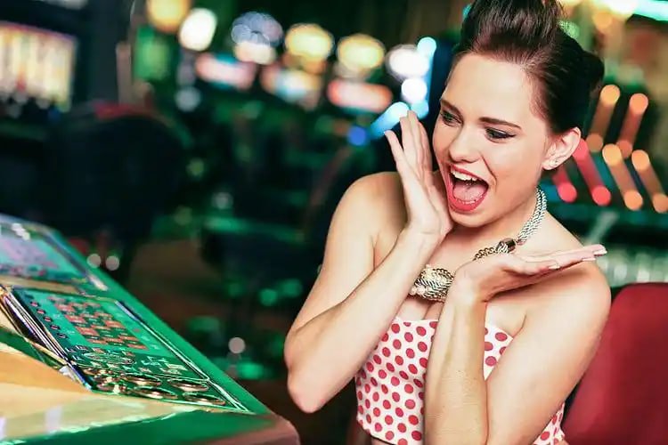 Layar aplikasi toto gp yang menunjukkan meja dealer live dengan video multi-kamera dan panel obrolan pemain
